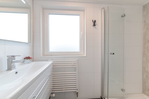 Foto van Schilderachtig verblijf met terras - Vakantiehuis in Wemeldinge - BathRoom