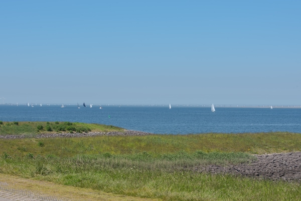 Foto van Schilderachtig verblijf met terras - Vakantiehuis in Wemeldinge - AreaSummer1KM