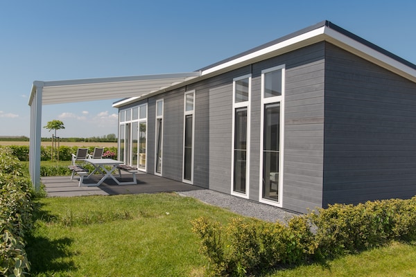 Foto van Schilderachtig verblijf met terras - Vakantiehuis in Wemeldinge - ExteriorSummer
