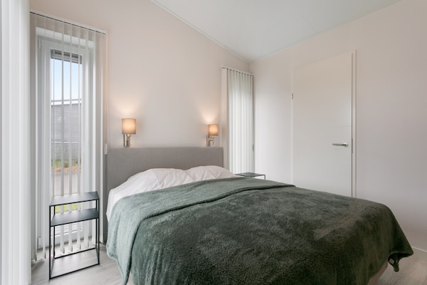 Foto van Chalet in Zeeland bij schilderachtige vijver - Vakantiehuis in Wemeldinge - BedRoom
