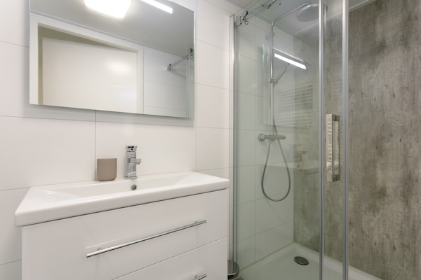 Foto van Chalet in Zeeland bij schilderachtige vijver - Vakantiehuis in Wemeldinge - BathRoom