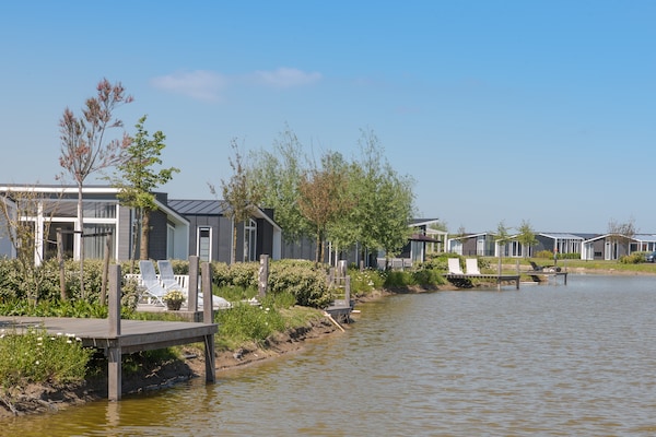 Foto van Chalet in Zeeland bij schilderachtige vijver - Vakantiehuis in Wemeldinge - ParkFacilities