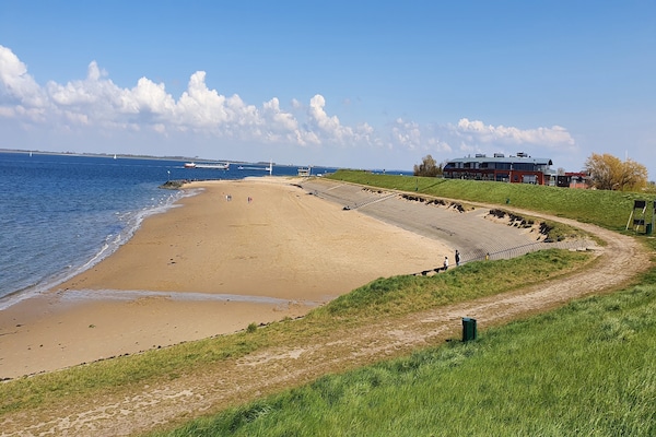 Foto van Chalet in Zeeland bij schilderachtige vijver - Vakantiehuis in Wemeldinge - AreaSummer5KM