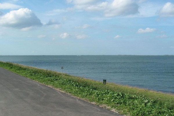 Foto van Chalet in Zeeland bij schilderachtige vijver - Vakantiehuis in Wemeldinge - AreaSummer20KM