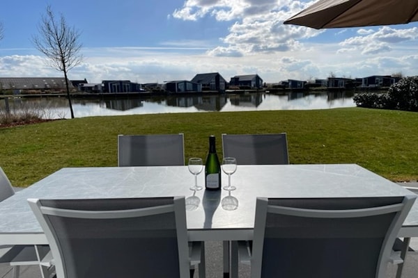 Foto van Chalet in Zeeland bij schilderachtige vijver - Vakantiehuis in Wemeldinge - ViewSummer