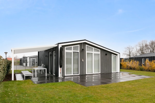 Foto van Chalet in Zeeland bij schilderachtige vijver - Vakantiehuis in Wemeldinge - ExteriorSummer