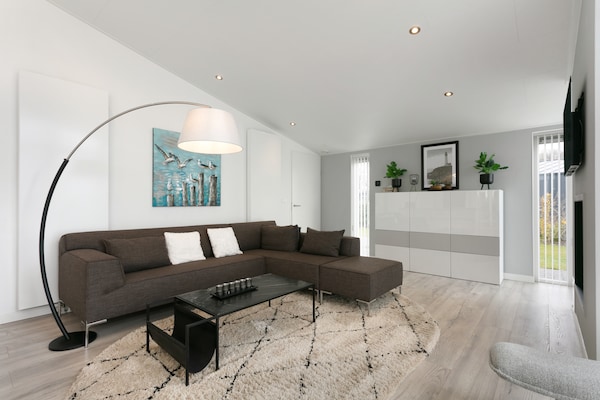 Foto van Chalet in Zeeland bij schilderachtige vijver - Vakantiehuis in Wemeldinge - LivingRoom