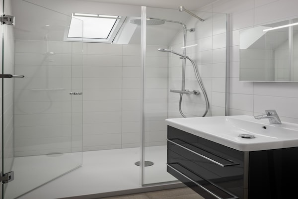 Foto van Luxe villa met wijnkoelkast - Vakantiehuis in Wolphaartsdijk - BathRoom