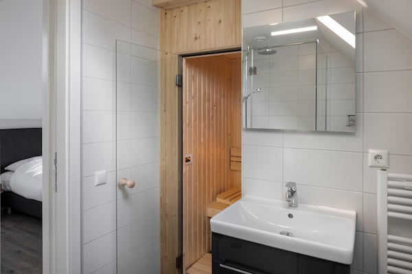 Foto van Villa aan het Veerse Meer met Sauna - Vakantiehuis in Wolphaartsdijk - BathRoom