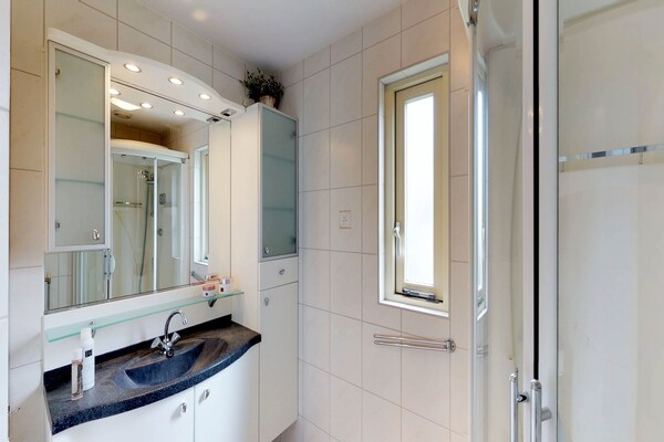 Foto van Ruim Huis in Nederland voor 8 Personen - Vakantiehuis in Kortgene - BathRoom