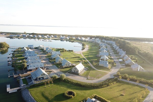 Foto van Villa OesterdamComfort | 8 personen - Vakantiehuis in Tholen - ExteriorSummer
