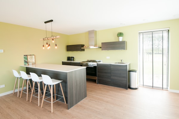 Foto van Villa Oosterdam | Geschikt voor 10 personen - Vakantiehuis in Tholen - Kitchen