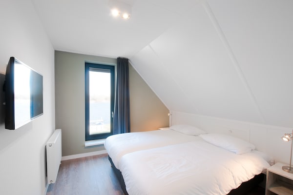 Foto van Villa Oosterdam | Geschikt voor 10 personen - Vakantiehuis in Tholen - BedRoom