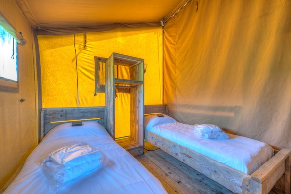 Foto van Safaritent bij De Biesbosch en Breda - Vakantiehuis in Oosterhout - BedRoom
