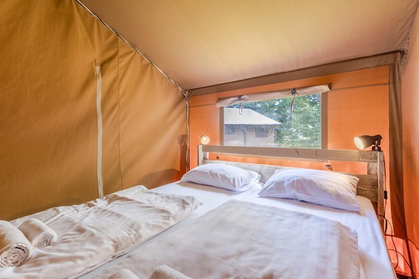 Foto van Safaritent bij De Biesbosch en Breda - Vakantiehuis in Oosterhout - BedRoom