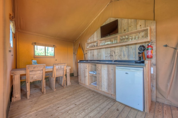 Foto van Safaritent bij De Biesbosch en Breda - Vakantiehuis in Oosterhout - LivingRoom