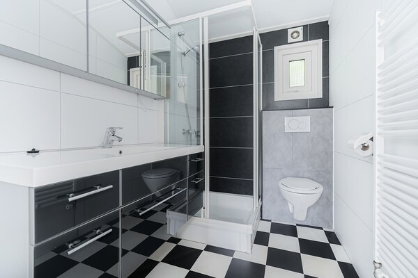 Foto van Chalet in Parc de Kievit met grote tuin - Vakantiehuis in Baarle-Nassau - BathRoom
