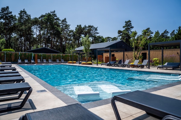 Foto van Chalet in Nederland bij Vijver - Vakantiehuis in Veldhoven - PoolOfHouse