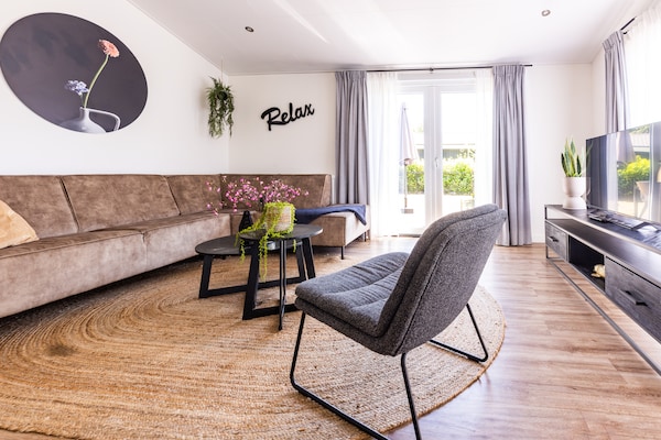 Foto van Chalet in Nederland bij Vijver - Vakantiehuis in Veldhoven - LivingRoom