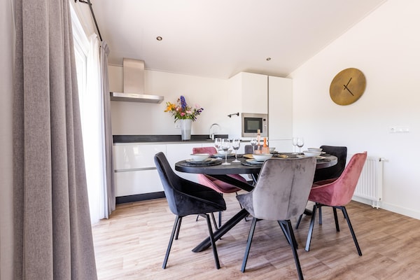 Foto van Chalet in Nederland bij Vijver - Vakantiehuis in Veldhoven - DiningRoom
