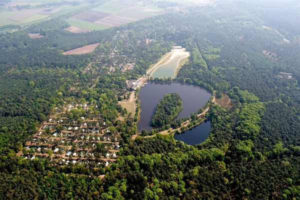 Foto van Lodge in Bospark met Sauna & Tuin - Vakantiehuis in Mierlo - ExteriorSummer