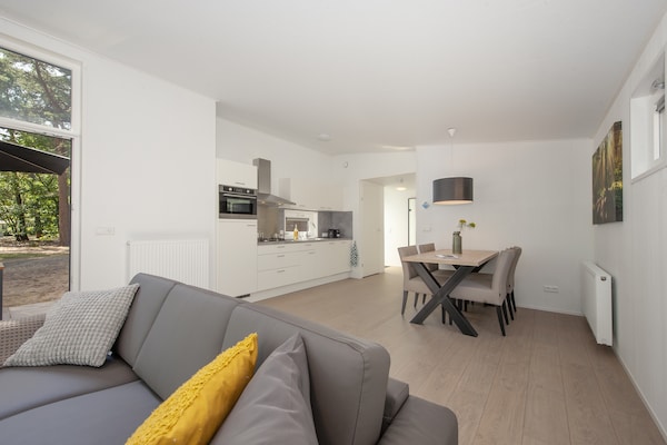 Foto van Lodge in Bospark met Sauna & Tuin - Vakantiehuis in Mierlo - LivingRoom
