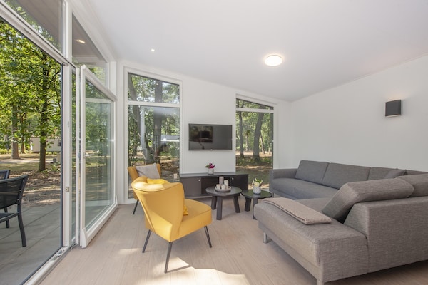 Foto van Lodge in Bospark 't Wolfsven met Tuin - Vakantiehuis in Mierlo - LivingRoom