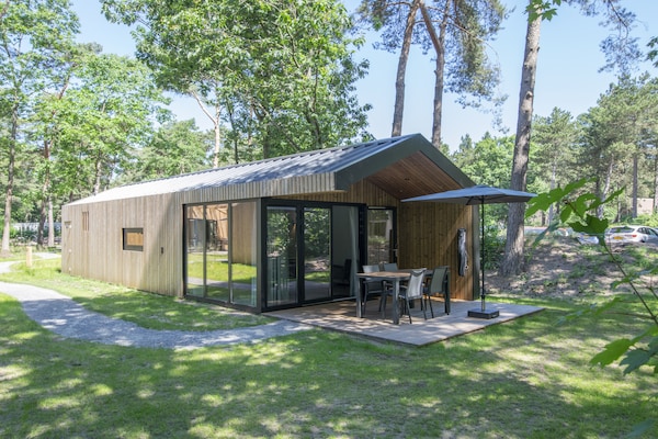 Foto van Chalet in Eindhoven bij Bospark 't Wolfsven - Vakantiehuis in Mierlo - ExteriorSummer