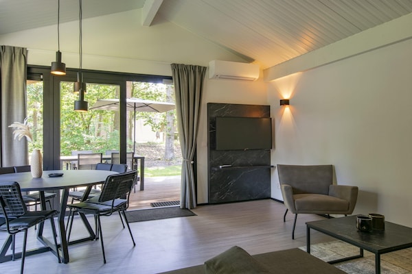 Foto van Chalet in Eindhoven bij Bospark 't Wolfsven - Vakantiehuis in Mierlo - LivingRoom
