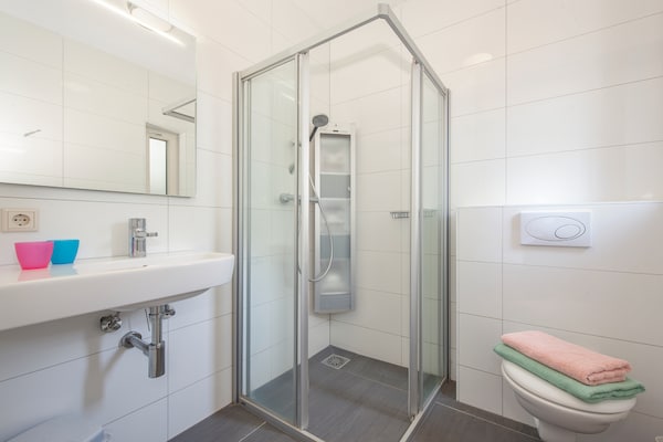 Foto van Moderne bungalow met wasmachine - Vakantiehuis in Arcen - BathRoom
