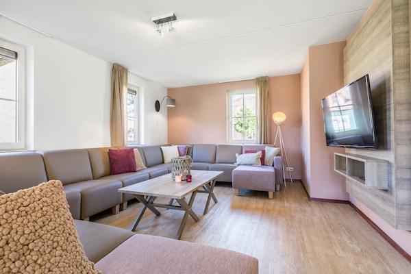 Foto van Luxe villa met zwembad en sauna - Vakantiehuis in Weert - LivingRoom