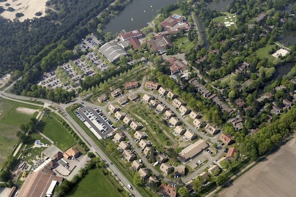 Foto van Bungalow in Weerterbergen met Haard - Vakantiehuis in Weert - ExteriorSummer