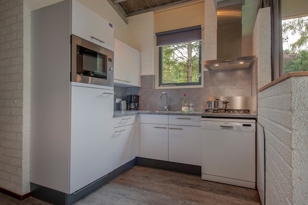 Foto van Bungalow in Weerterbergen met Haard - Vakantiehuis in Weert - Kitchen