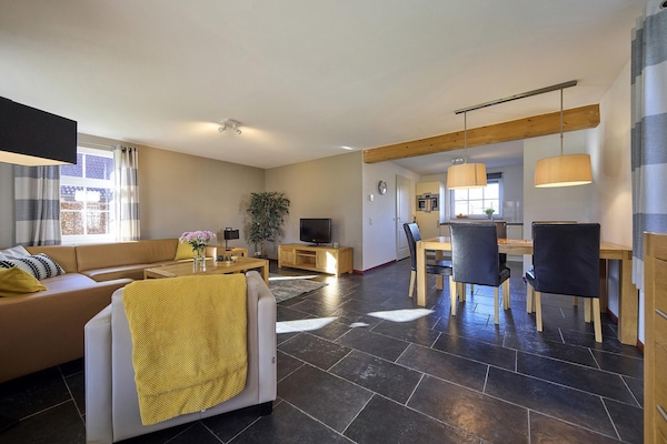 Foto van Boerderij in Limburg met Subtropisch Zwembad - Vakantiehuis in Roggel - LivingRoom