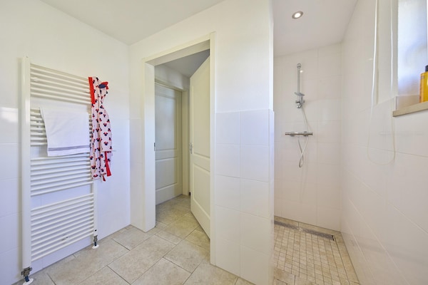 Foto van Boerderij in Limburg met Sauna & Zwembad - Vakantiehuis in Roggel - BathRoom