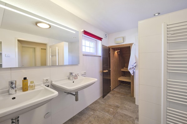 Foto van Boerderij in Limburg bij Designer Outlet - Vakantiehuis in Roggel - BathRoom
