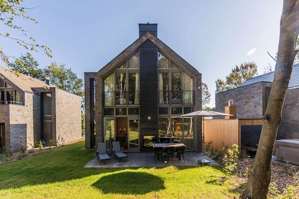 Foto van Stijlvolle villa met open haard - Vakantiehuis in Maastricht - ExteriorSummer