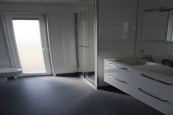 Foto van Gezellige tuinwoning met open haard - Vakantiehuis in Bemelen - BathRoom