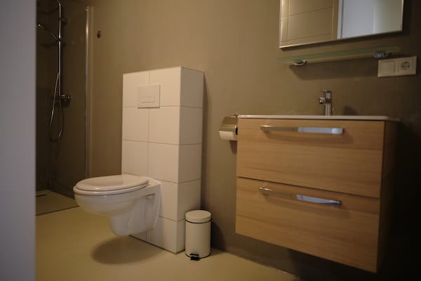 Foto van Leuke heuvellodge in Gulpen met geweldig uitzicht - Vakantiehuis in Gulpen - BathRoom
