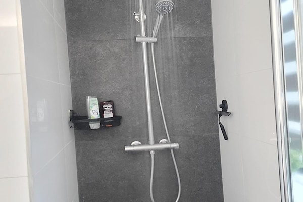 Foto van Huisdiervriendelijke bungalow bij het bos - Vakantiehuis in Ewijk - BathRoom