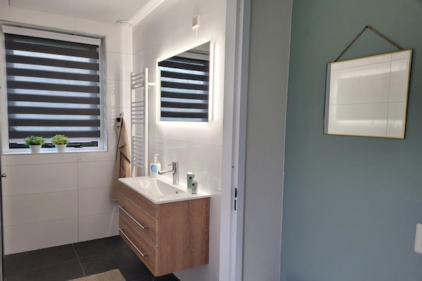 Foto van Huisdiervriendelijke bungalow bij het bos - Vakantiehuis in Ewijk - BathRoom