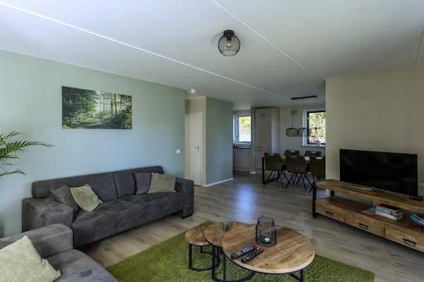 Foto van Huisdiervriendelijke bungalow bij het bos - Vakantiehuis in Ewijk - LivingRoom