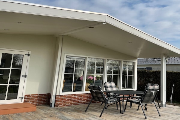 Foto van Chalet met vaatwasser in een park - Vakantiehuis in Lathum - TerraceBalcony