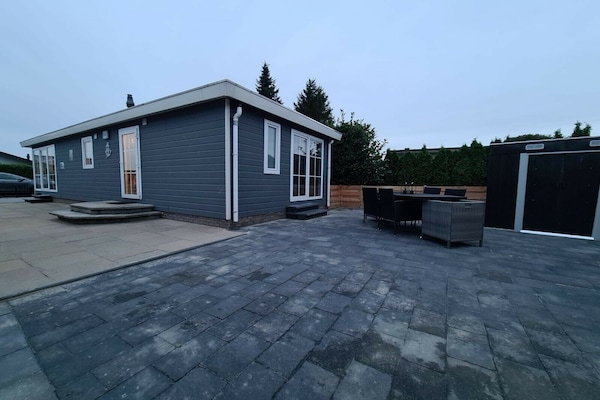 Foto van Chalet met vaatwasser in een park - Vakantiehuis in Lathum - ExteriorSummer