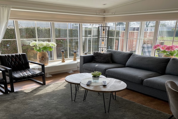 Foto van Chalet met vaatwasser in een park - Vakantiehuis in Lathum - LivingRoom