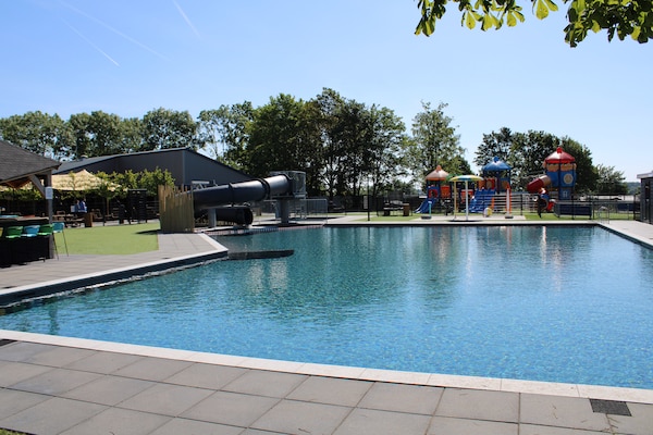 Foto van Chalet aan het meer in een groene omgeving - Vakantiehuis in Lathum - ParkFacilities