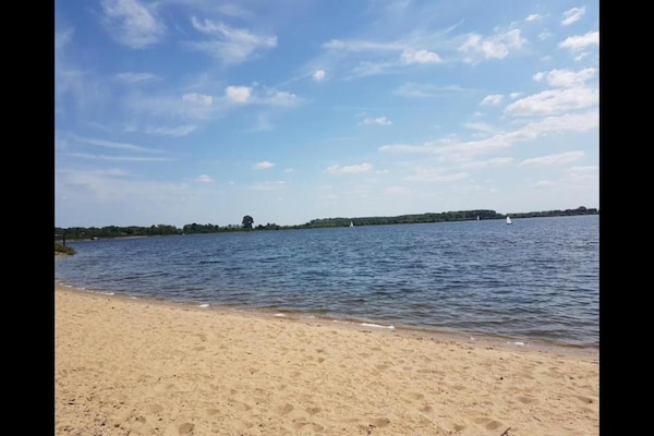 Foto van Chalet aan het meer in een groene omgeving - Vakantiehuis in Lathum - AreaSummer20KM