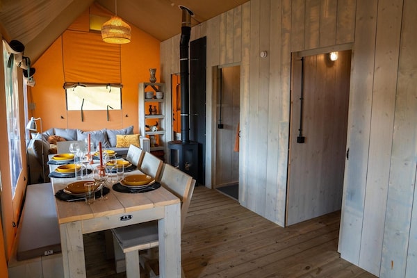 Foto van Glamping Tent bij Rhederlaag Meer - Vakantiehuis in Lathum - LivingRoom