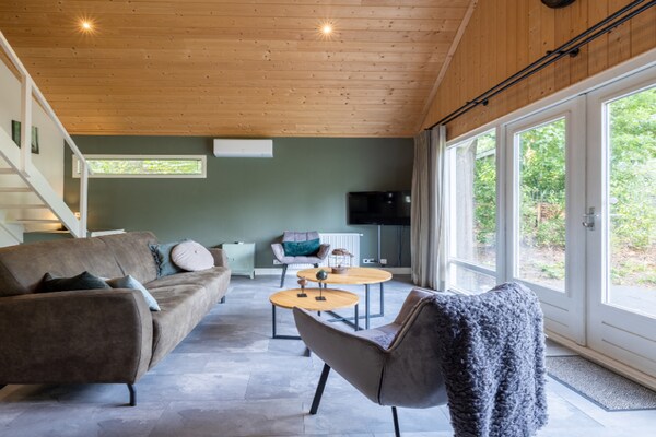 Foto van Uniek chalet aan de vijver - Vakantiehuis in Hoenderloo - LivingRoom