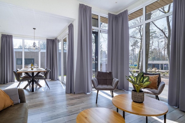 Foto van Luxe verblijf nabij Veluwepark - Vakantiehuis in Hoenderloo - LivingRoom